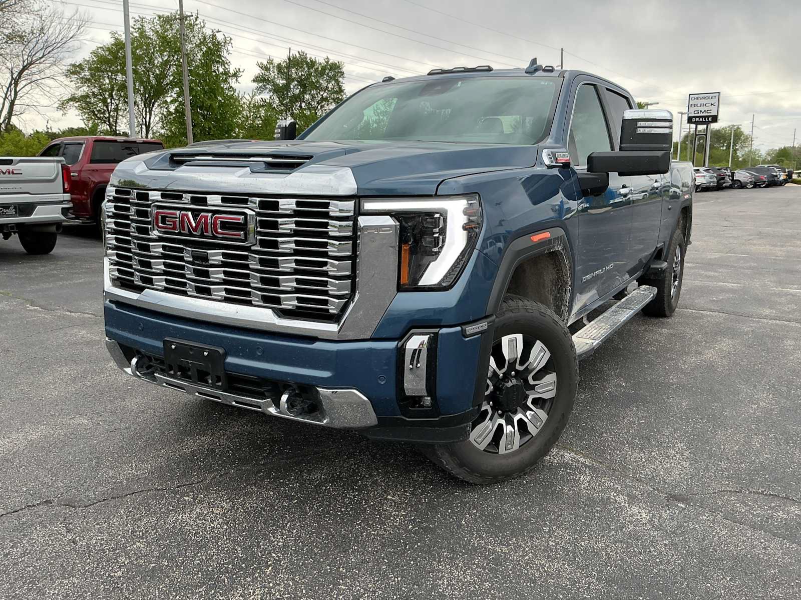 Used 2025 GMC Sierra 2500 Denali w/ Denali Reserve Package AWD/4WD image 3