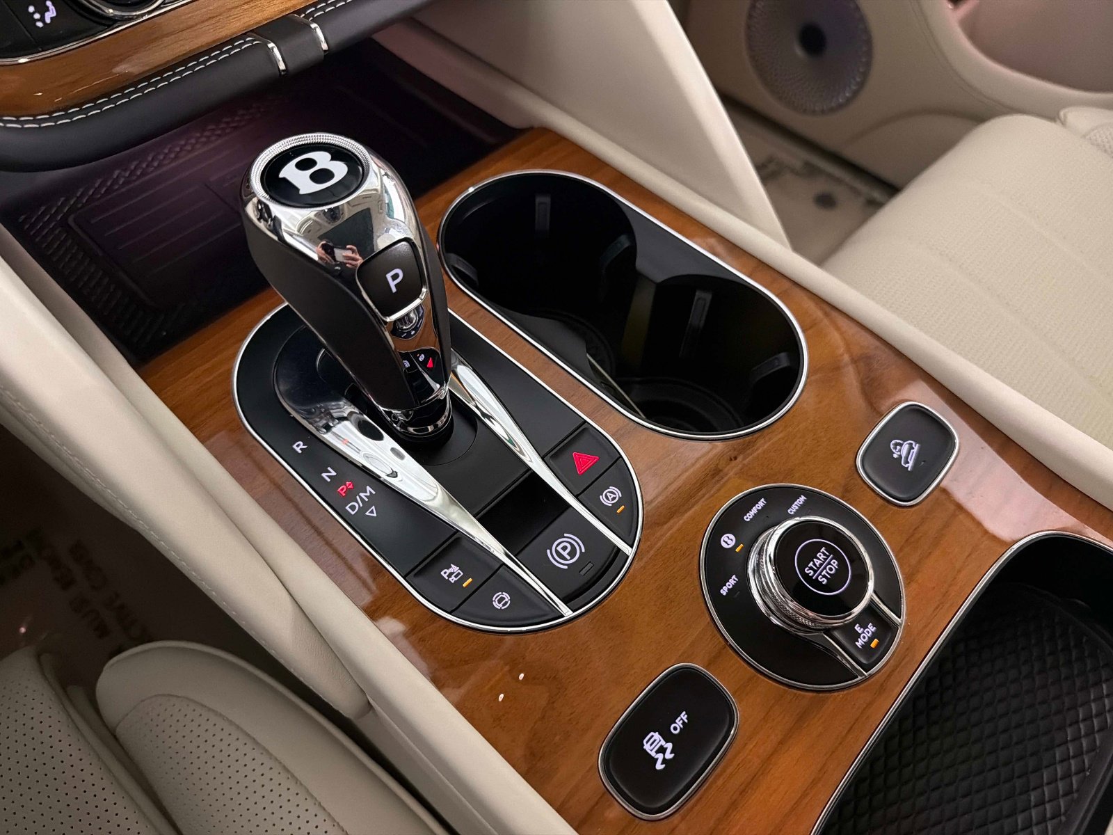 Used 2024 Bentley Bentayga Plug-In Hybrid image 45