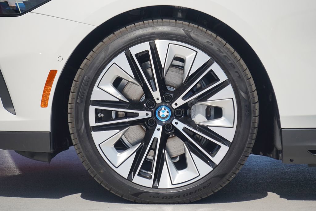 Used 2025 BMW i5 xDrive40 w/ Premium Package image 5