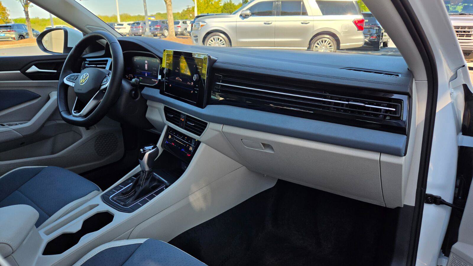 Certified 2025 Volkswagen Jetta SE w/ Sunroof Package FWD image 55