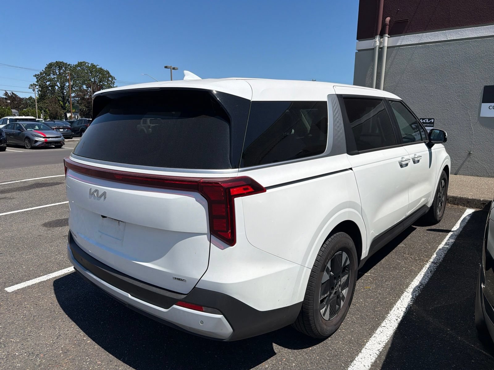 Used 2026 Kia Carnival LXS FWD image 4