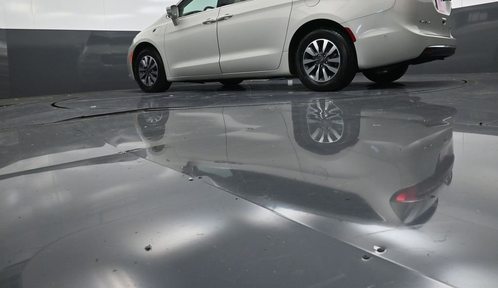 Used 2021 Chrysler Pacifica Touring-L image 19