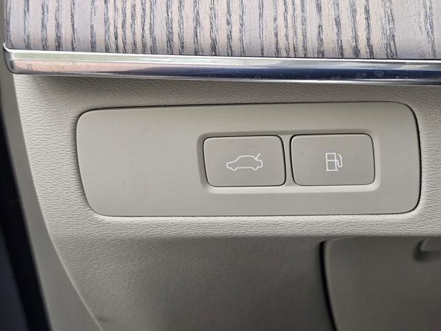 Certified 2024 Volvo XC90 T8 Plus image 33