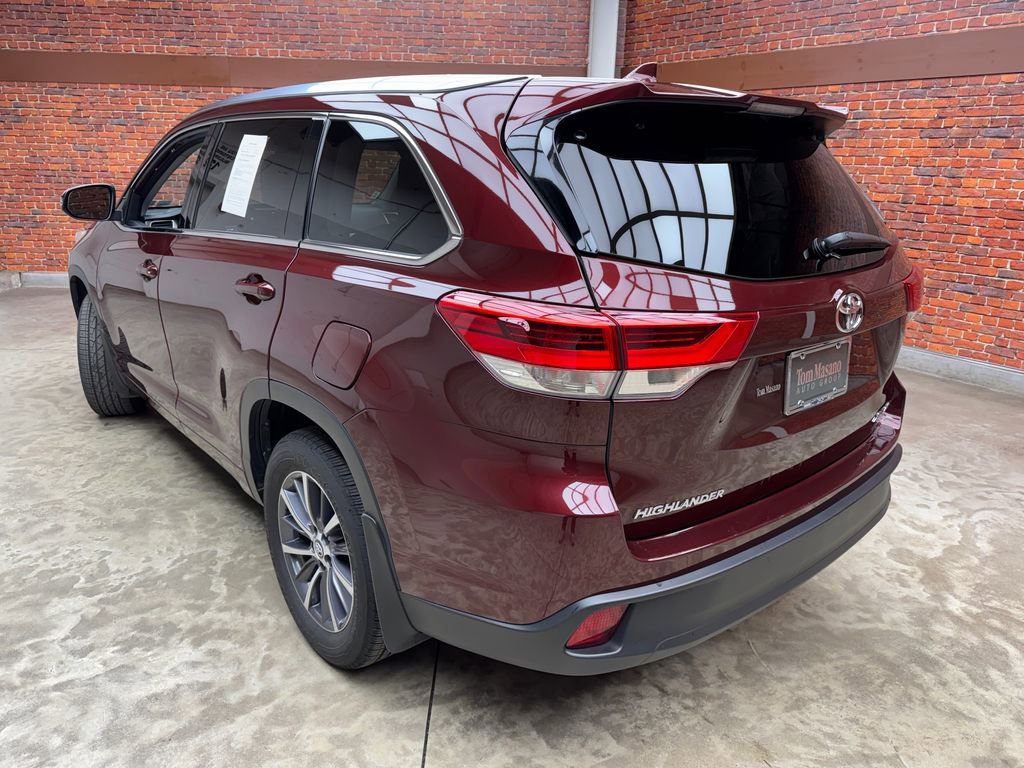 Used 2018 Toyota Highlander XLE image 2