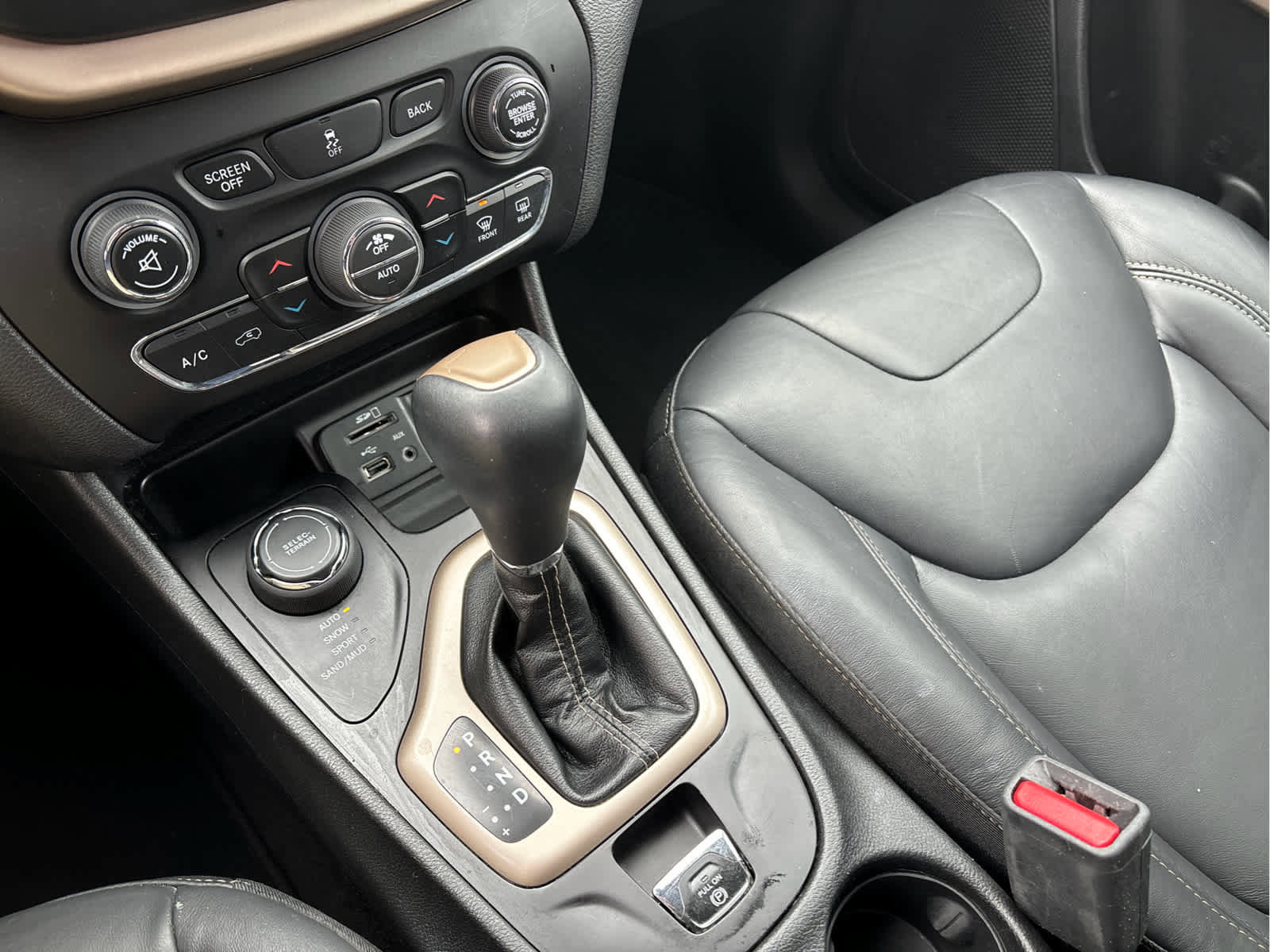 Used 2018 Jeep Cherokee Limited AWD/4WD image 13