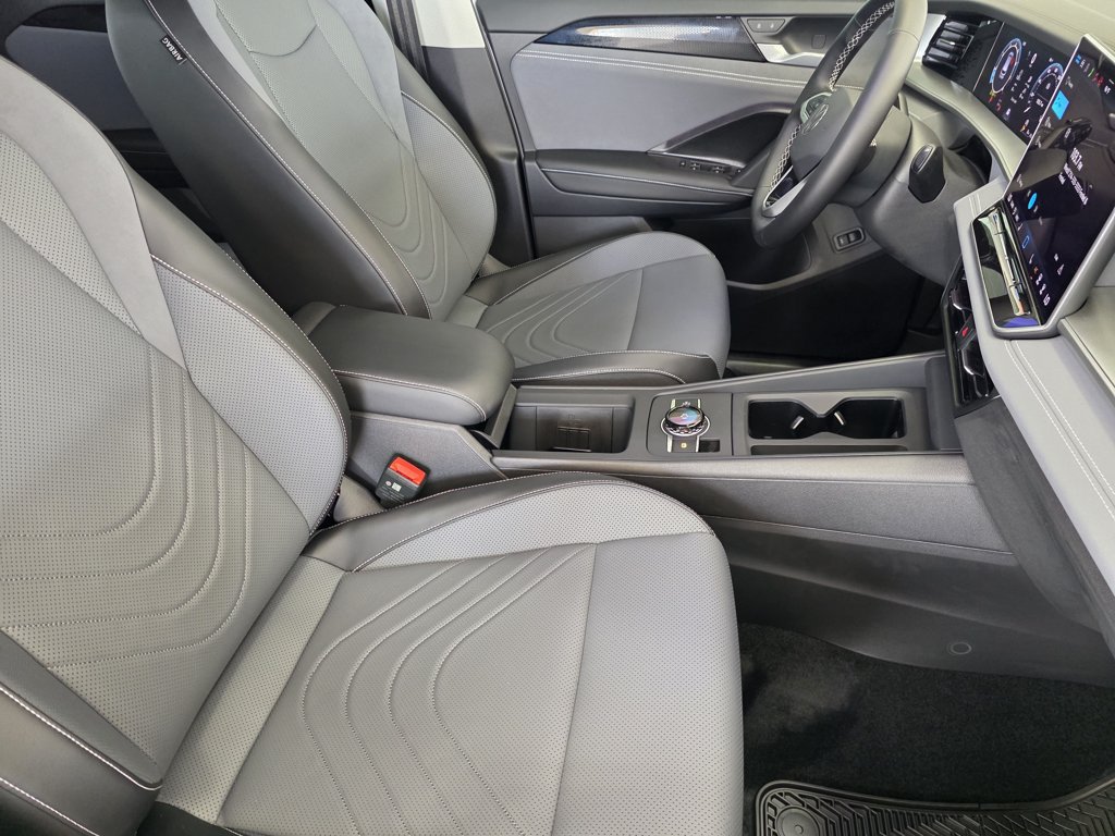 Used 2025 Volkswagen Tiguan SE R-Line AWD/4WD image 13