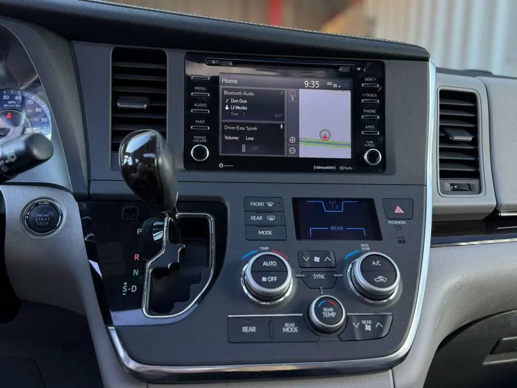 Used 2019 Toyota Sienna XLE w/ XLE Navigation Package FWD image 31