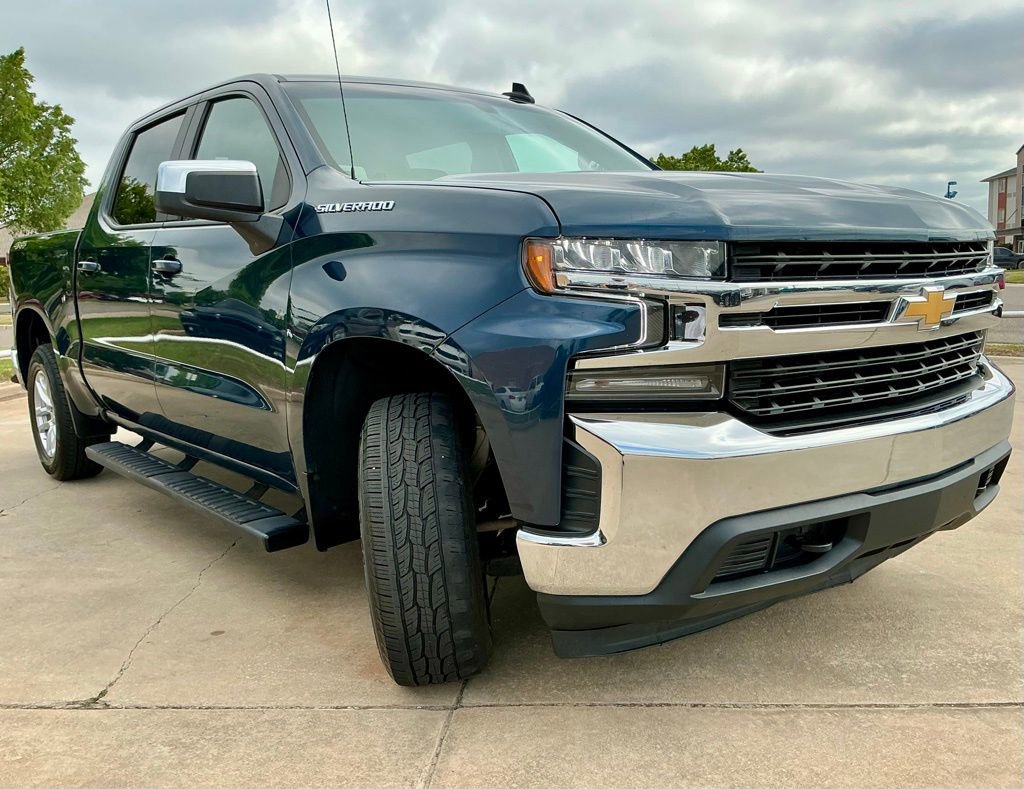 Used 2020 Chevrolet Silverado 1500 LT w/ LT Value Package AWD/4WD image 2