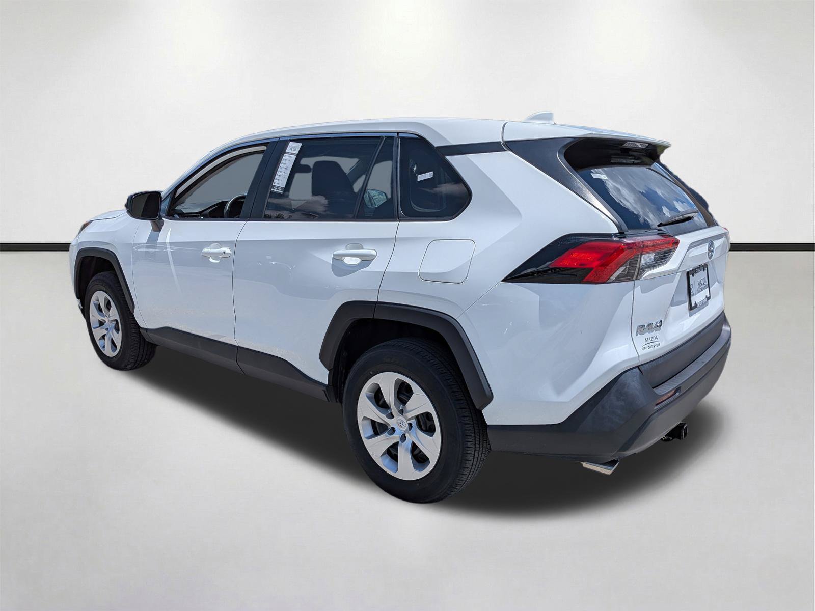 Used 2022 Toyota RAV4 LE FWD image 5