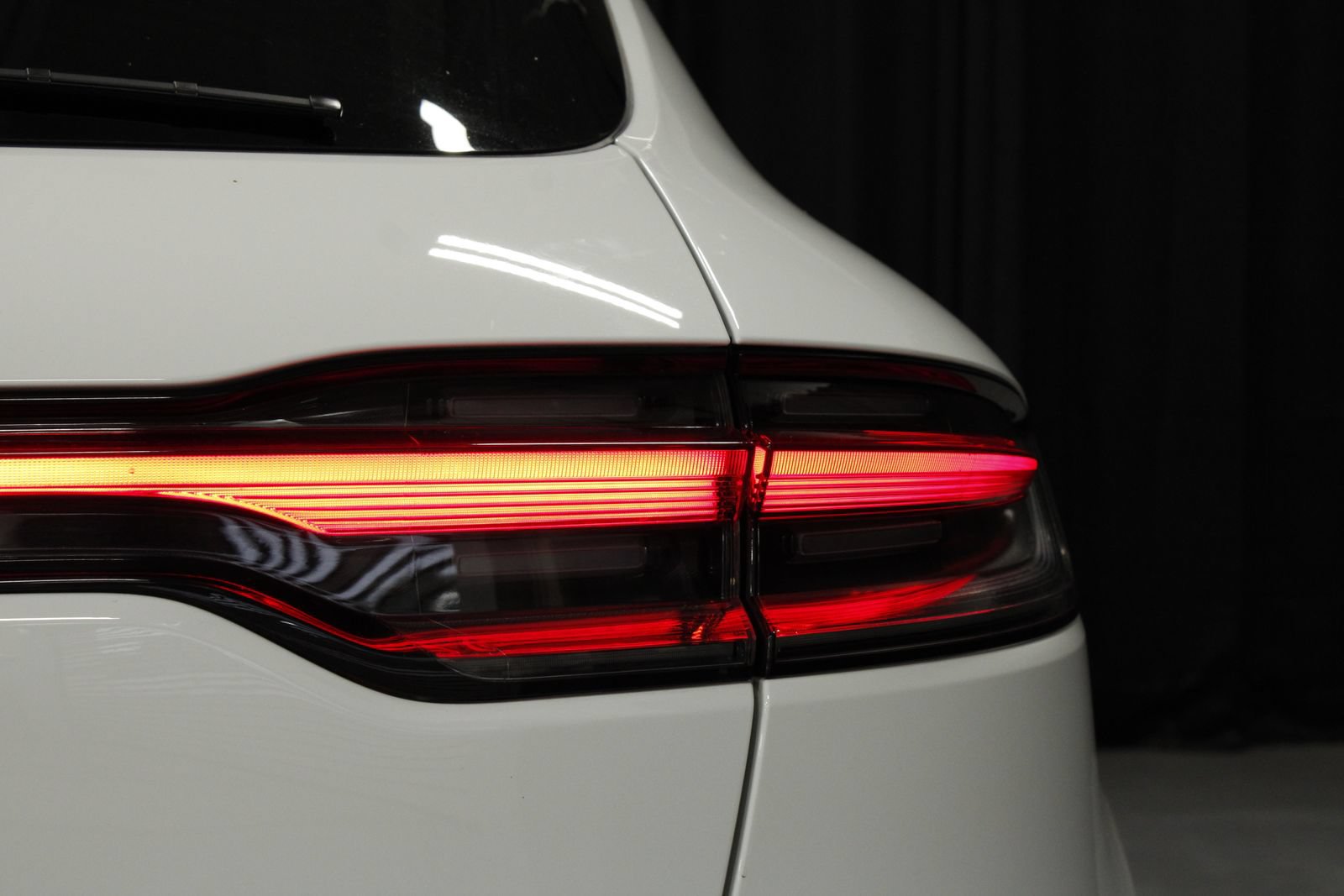Certified 2025 Porsche Macan AWD/4WD image 13