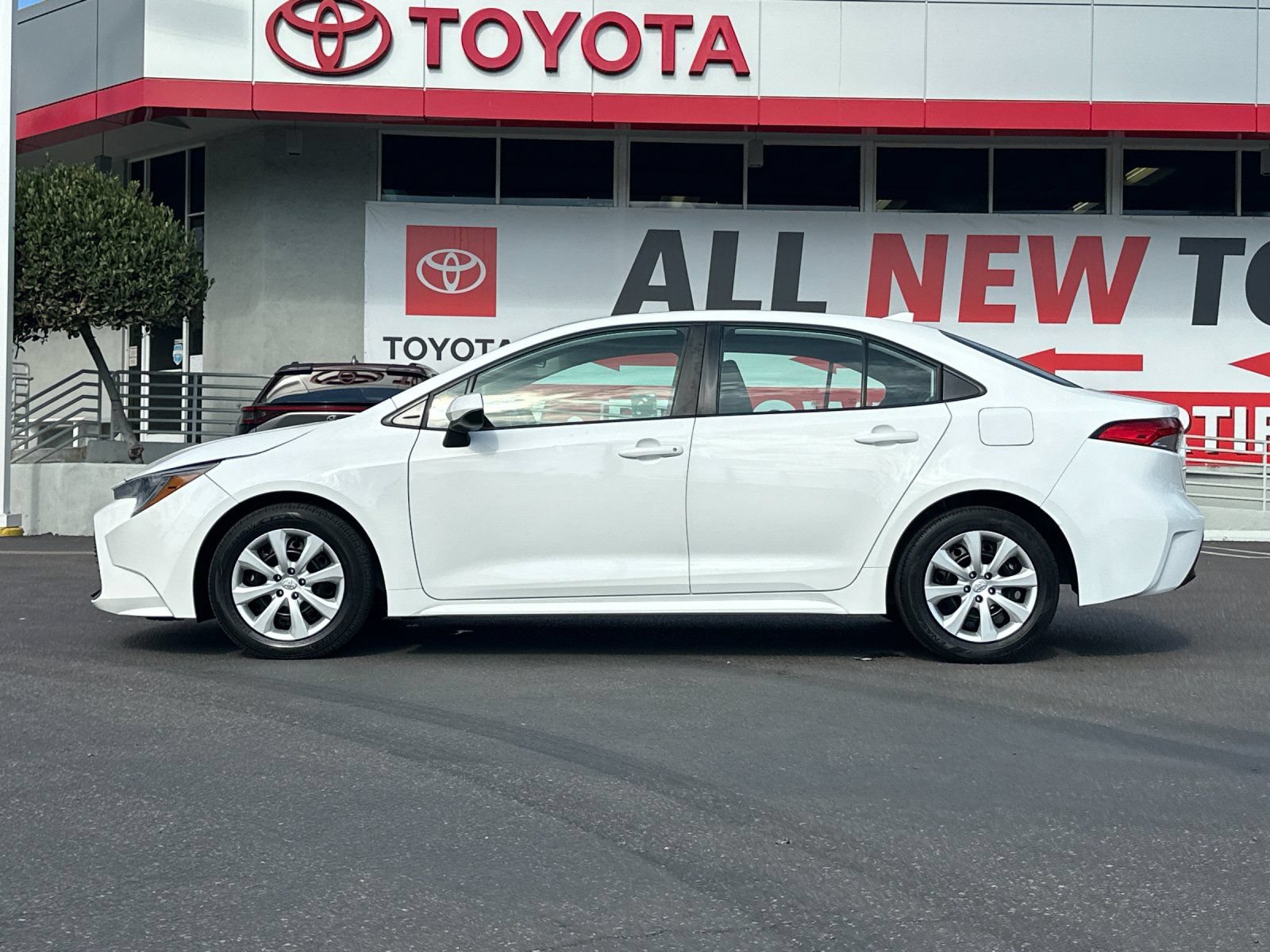 Used 2024 Toyota Corolla LE FWD image 2