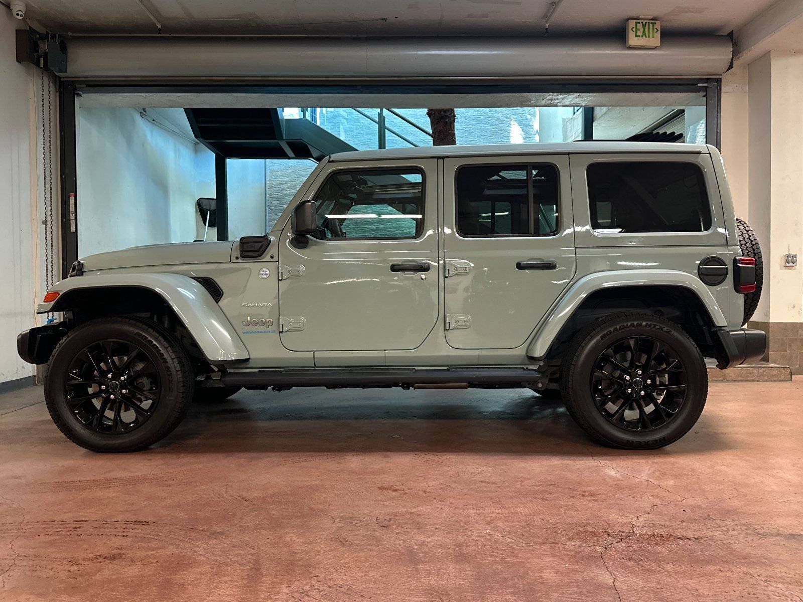Used 2024 Jeep Wrangler Unlimited Sahara w/ Technology Group AWD/4WD image 2