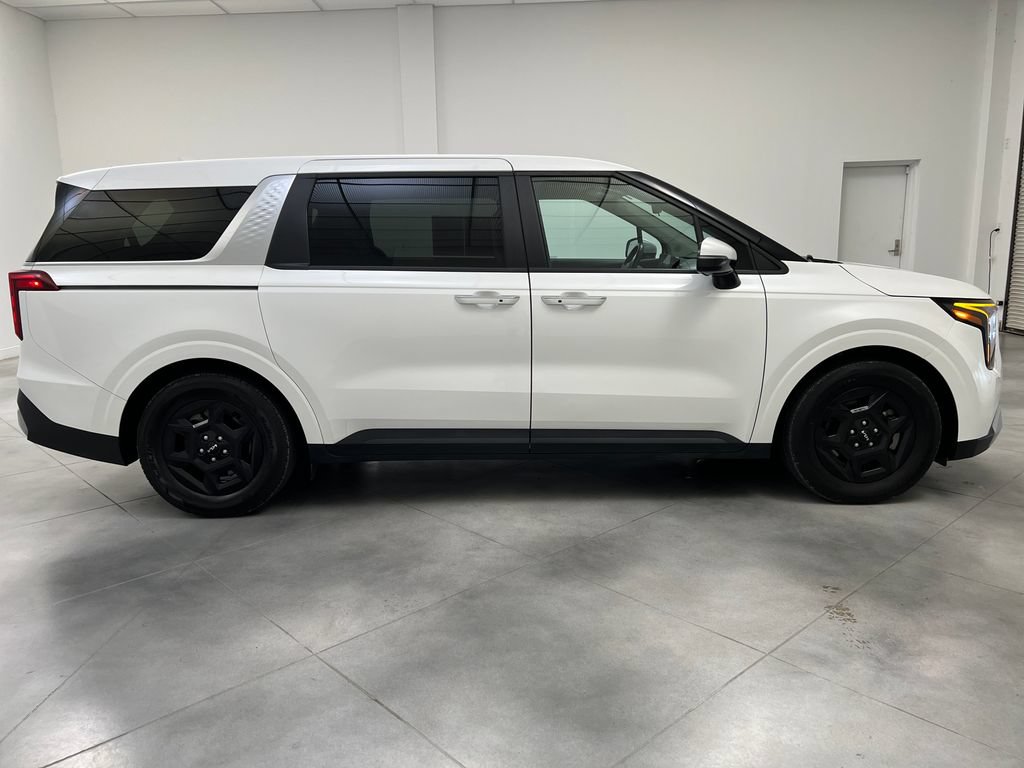 Used 2025 Kia Carnival FWD image 10