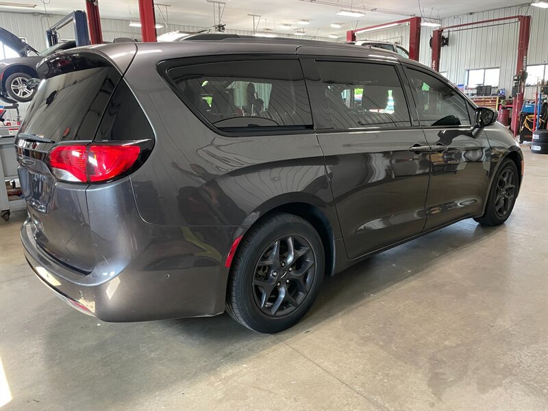 Used 2018 Chrysler Pacifica Touring-L Plus w/ Advanced Safetytec Group FWD image 6