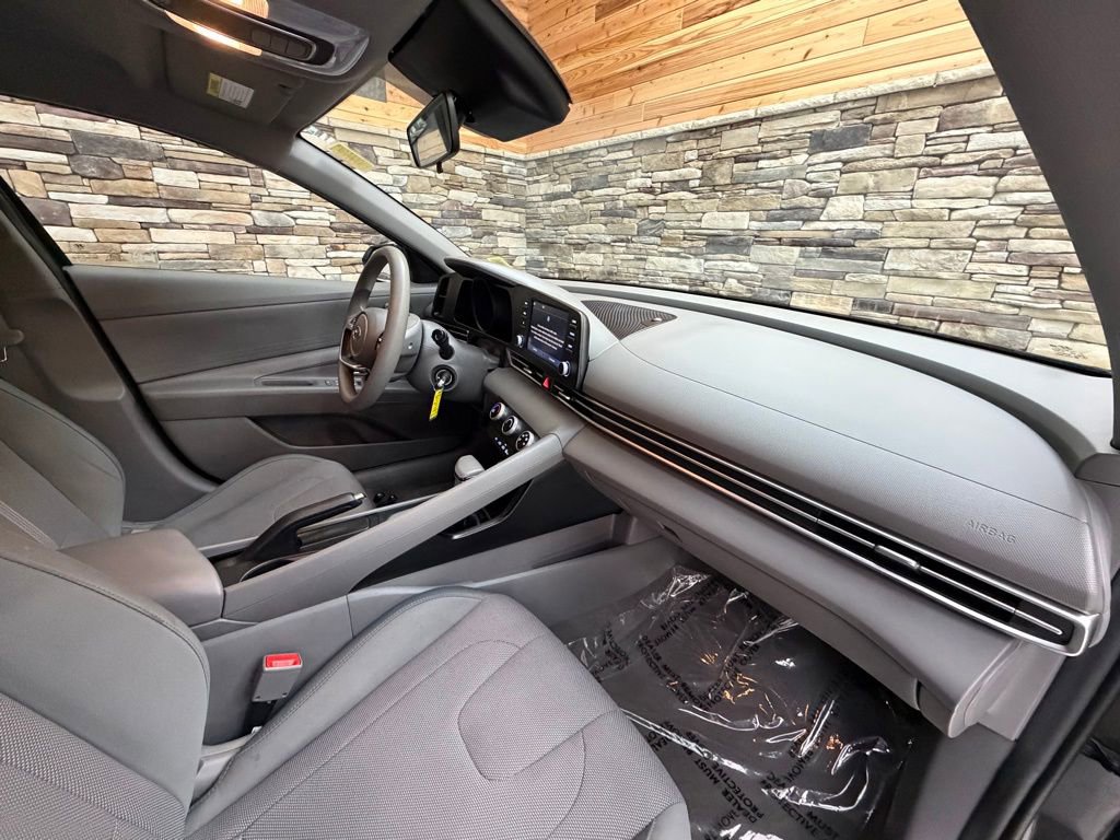 Used 2022 Hyundai Elantra SE image 11