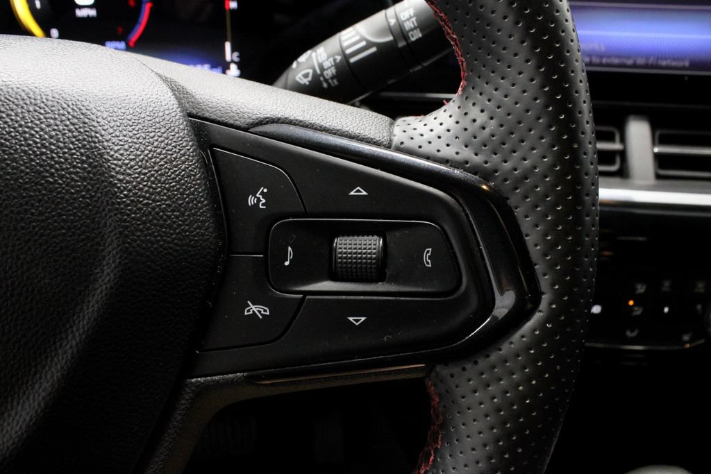 Used 2024 Chevrolet Trax RS FWD image 28