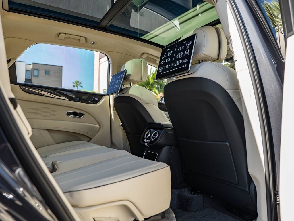 Used 2025 Bentley Bentayga AWD/4WD image 16