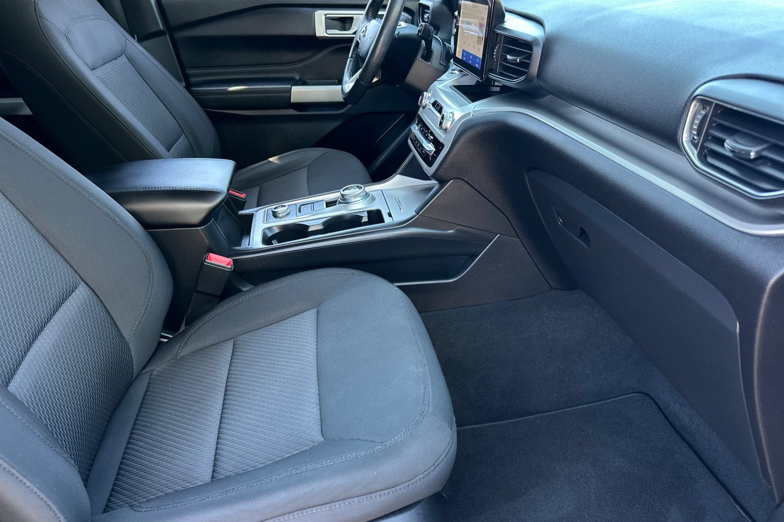 Used 2022 Ford Explorer XLT AWD/4WD image 16