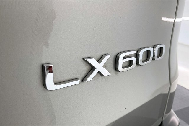 Used 2022 Lexus LX 600 4WD w/ Luxury Package image 7