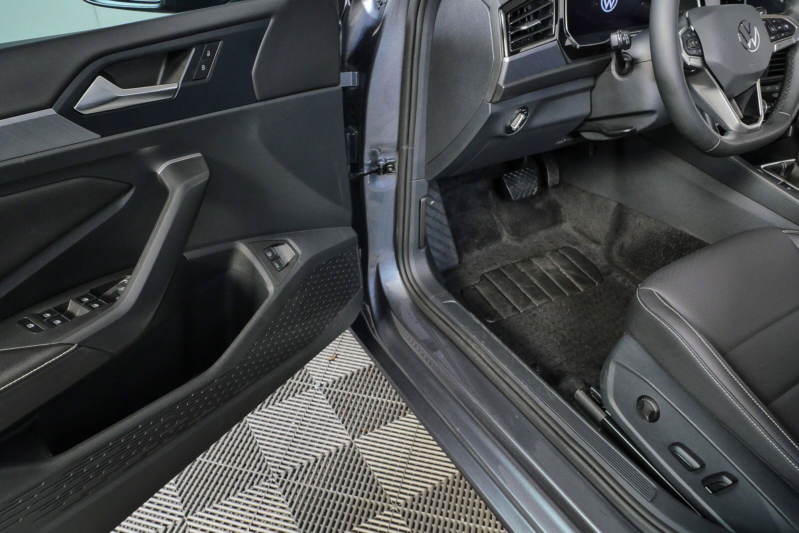 Used 2024 Volkswagen Jetta SE w/ Panoramic Sunroof Package FWD image 7