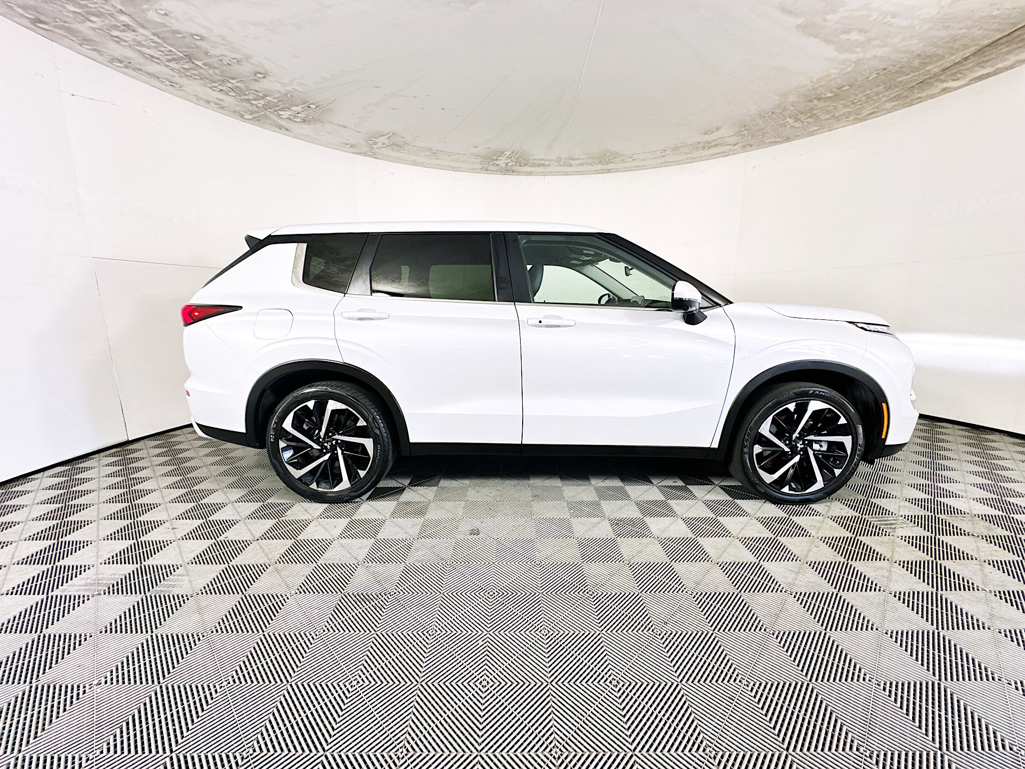 Used 2024 Mitsubishi Outlander SE FWD image 2