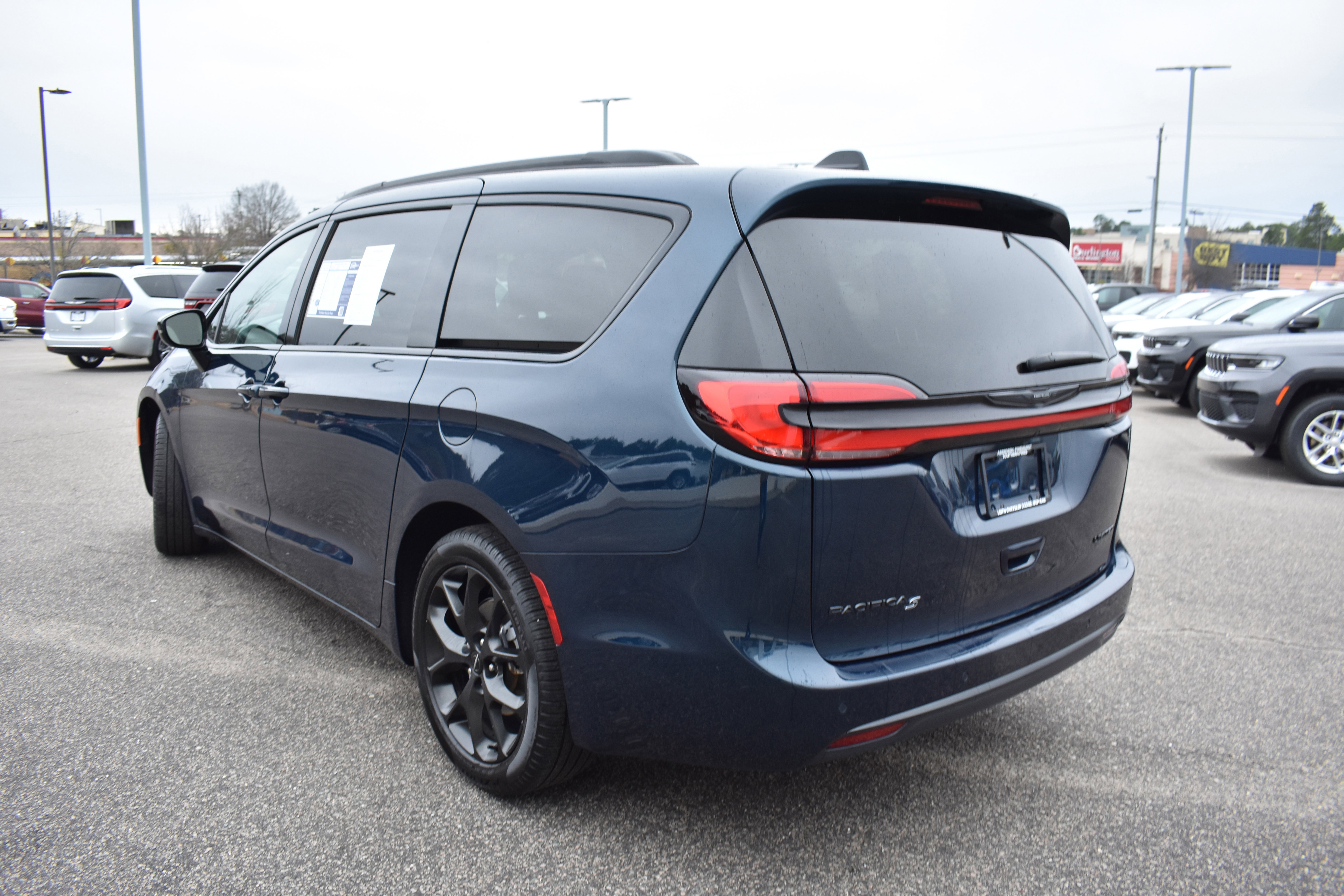 Used 2025 Chrysler Pacifica Limited image 7