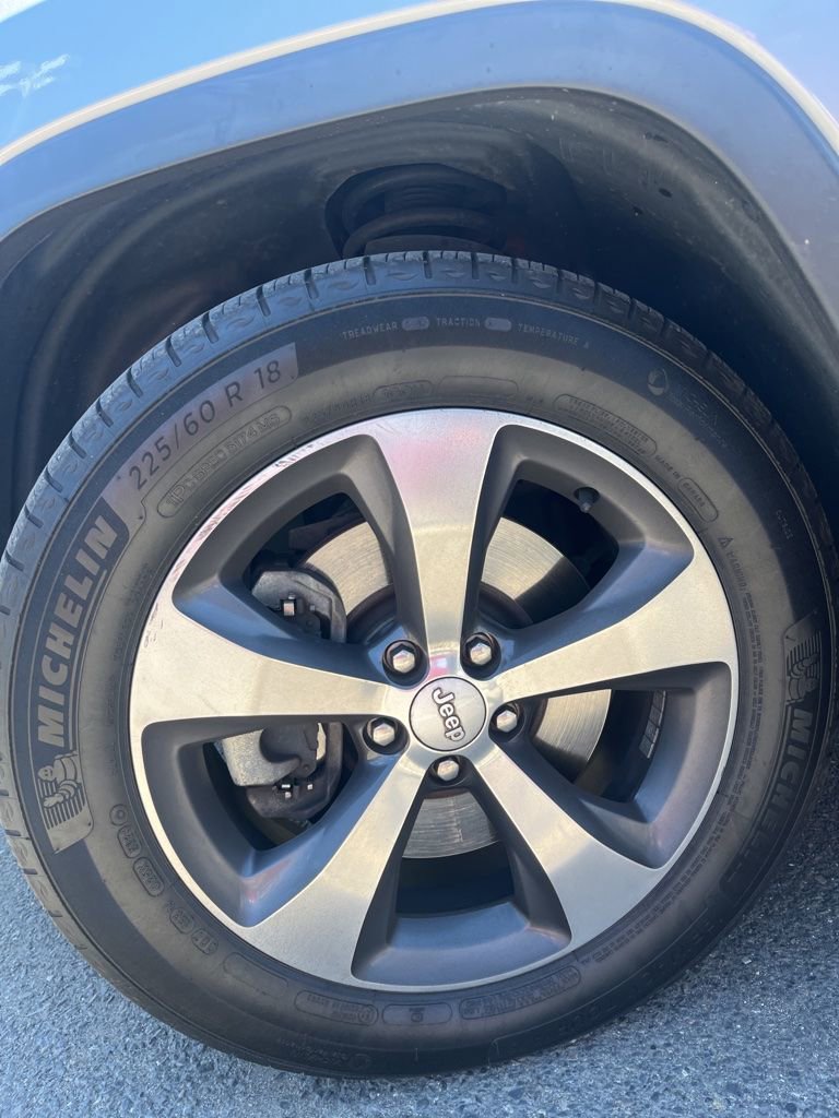 Used 2019 Jeep Cherokee Limited AWD/4WD image 3