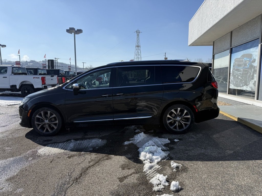 Used 2017 Chrysler Pacifica Limited image 4