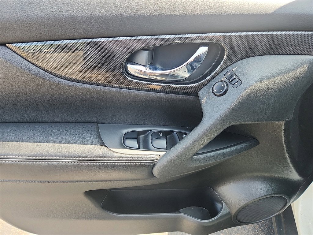 Used 2016 Nissan Rogue SL w/ SL Premium Package image 13