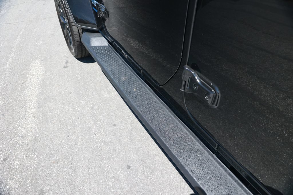 Used 2025 Jeep Wrangler Unlimited Sahara AWD/4WD image 17