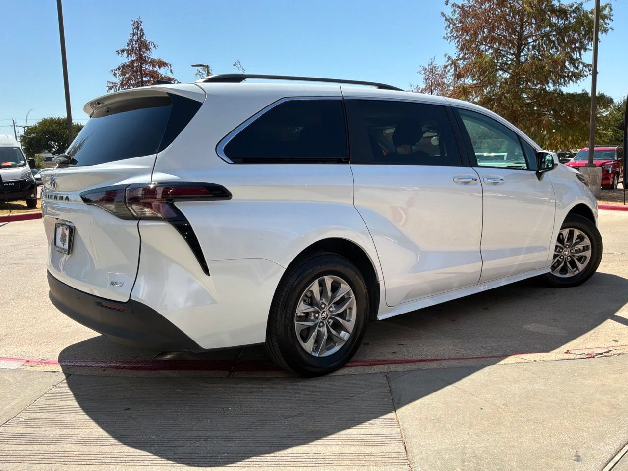 Used 2026 Toyota Sienna XLE FWD image 6