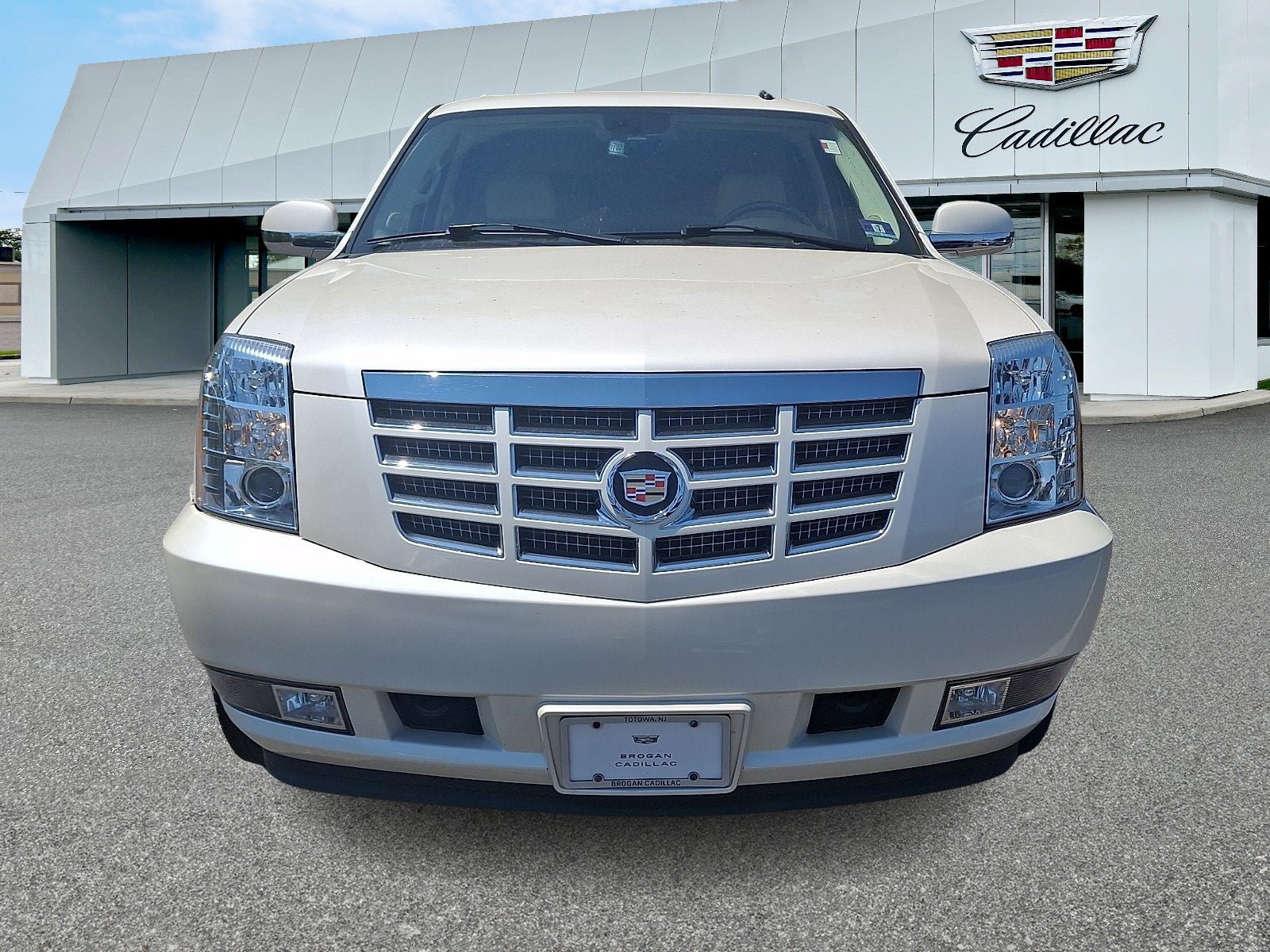 Used 2007 Cadillac Escalade AWD w/ Information Package image 2