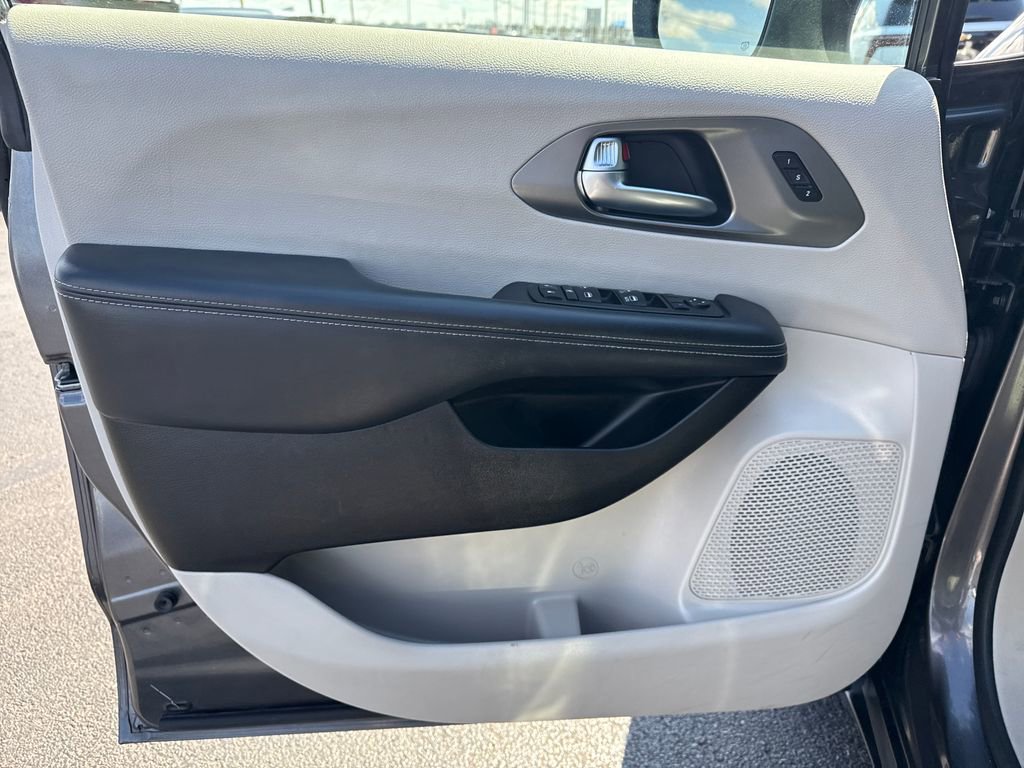 Used 2023 Chrysler Pacifica Touring-L image 12