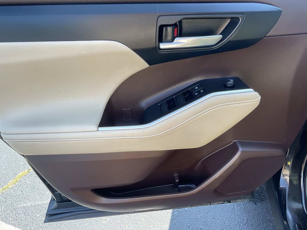 Used 2021 Toyota Highlander XLE FWD image 19