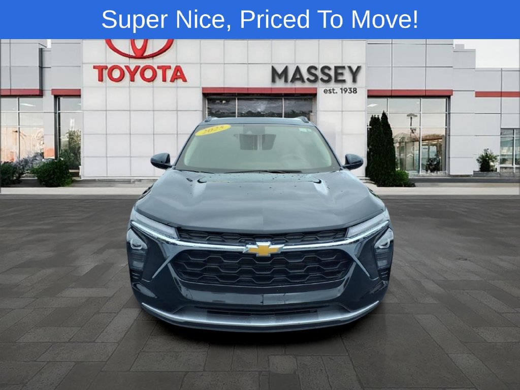 Used 2025 Chevrolet Trax LT FWD image 8