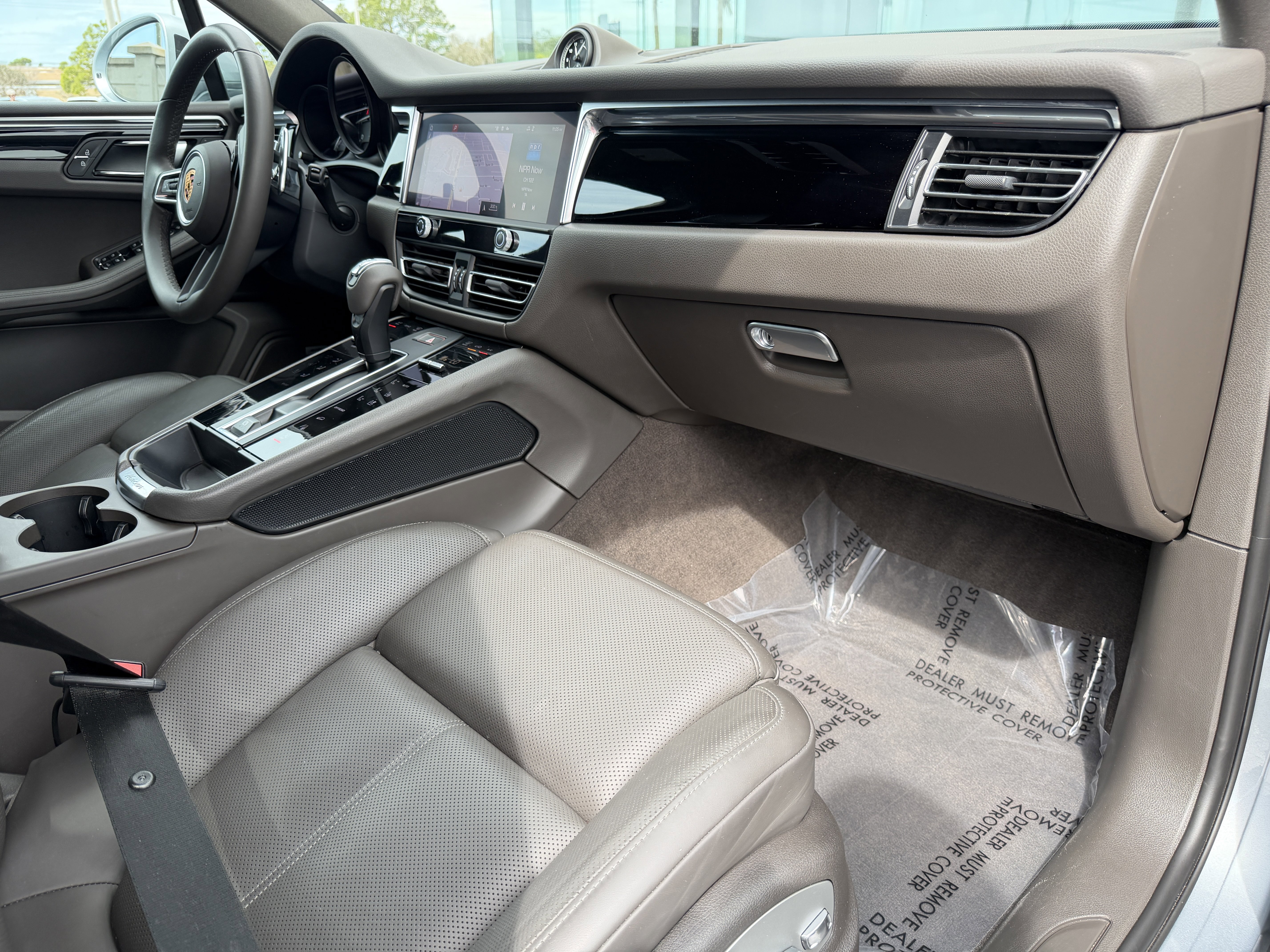 Certified 2022 Porsche Macan image 17