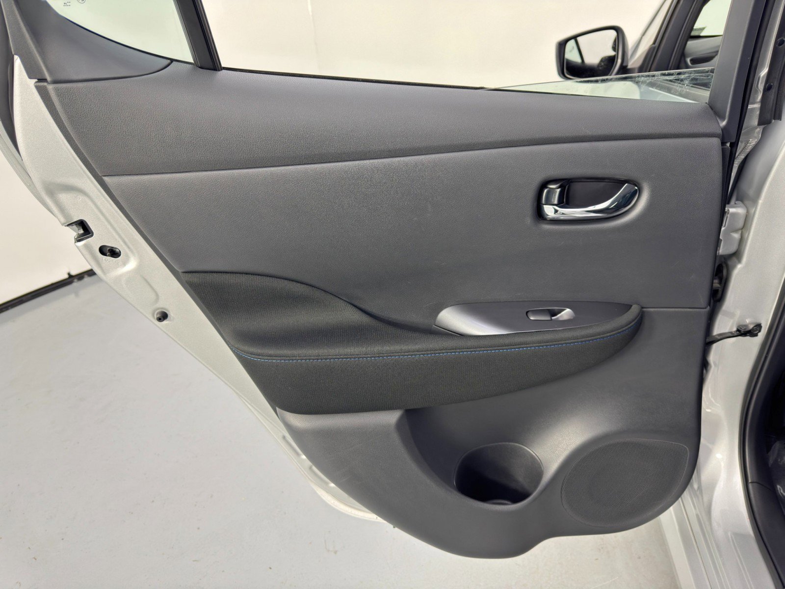 Used 2025 Nissan Leaf S image 34