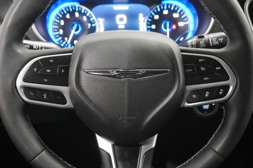 Used 2025 Chrysler Pacifica Select image 18