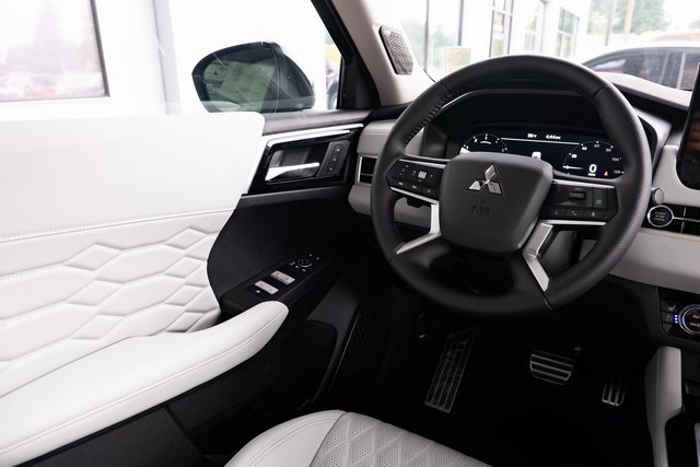 New 2025 Mitsubishi Outlander AWD image 12