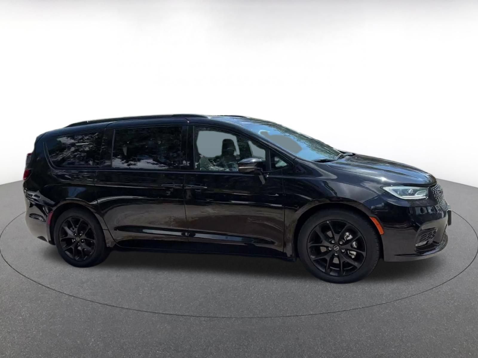 Used 2025 Chrysler Pacifica Limited FWD image 15
