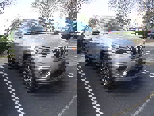 Used 2020 Jeep Cherokee Latitude Plus w/ Comfort/Convenience Group image 3