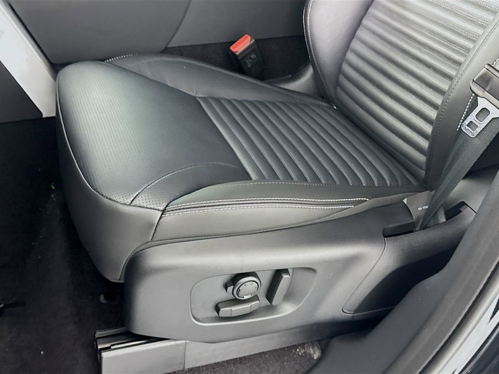New 2025 Land Rover Discovery S image 19