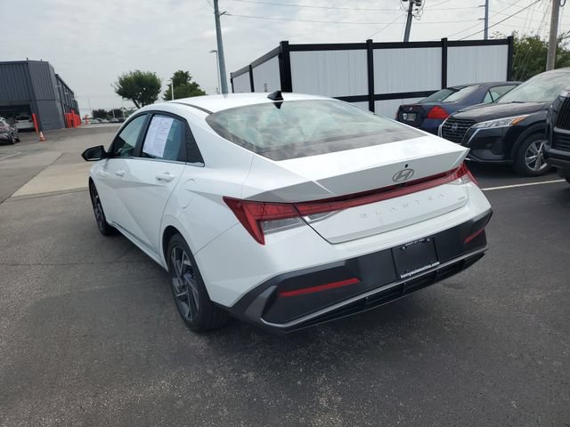 Used 2025 Hyundai Elantra Limited FWD image 3
