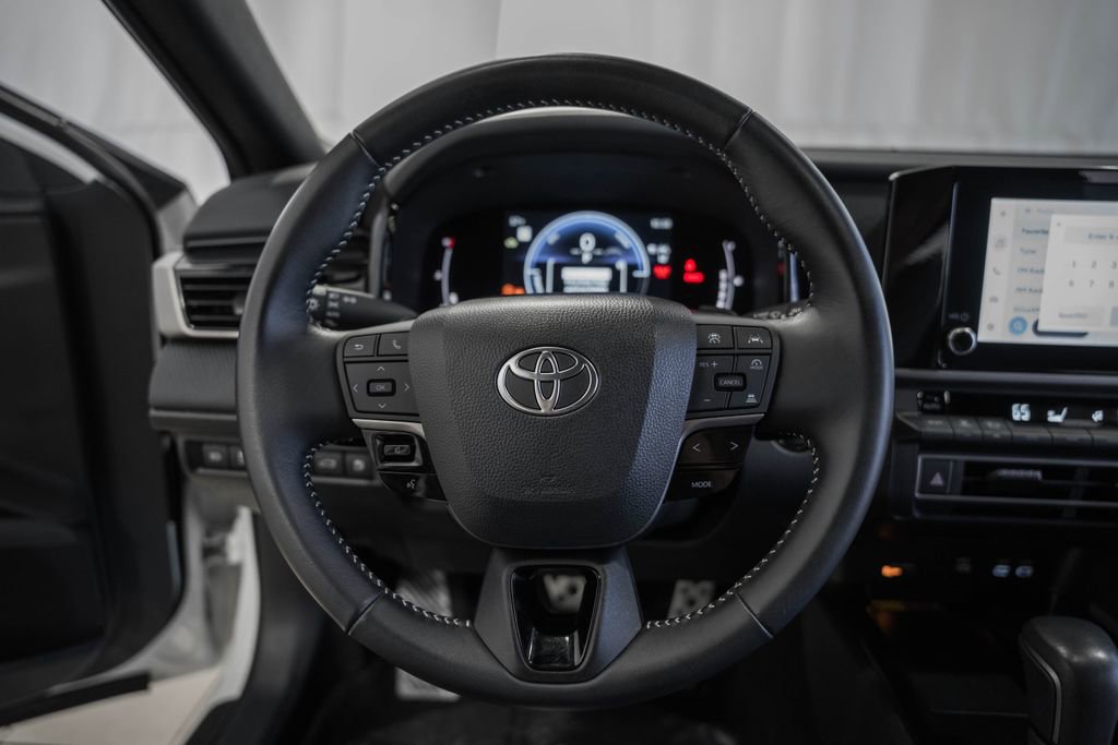 Used 2025 Toyota Camry SE image 30