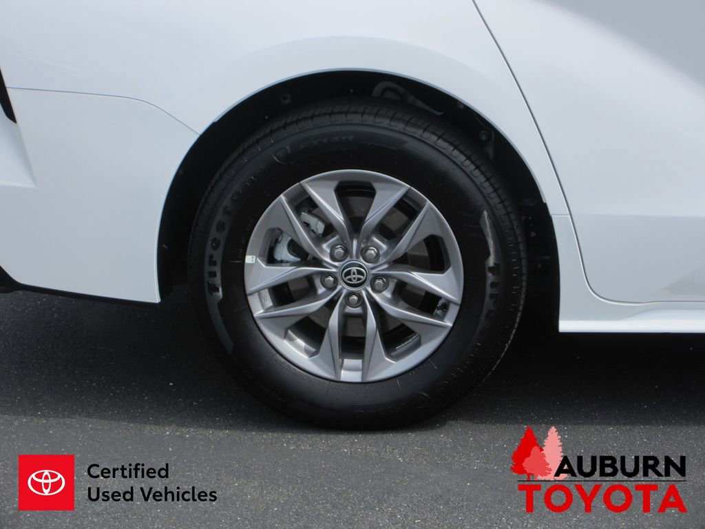 Used 2026 Toyota Sienna LE image 8