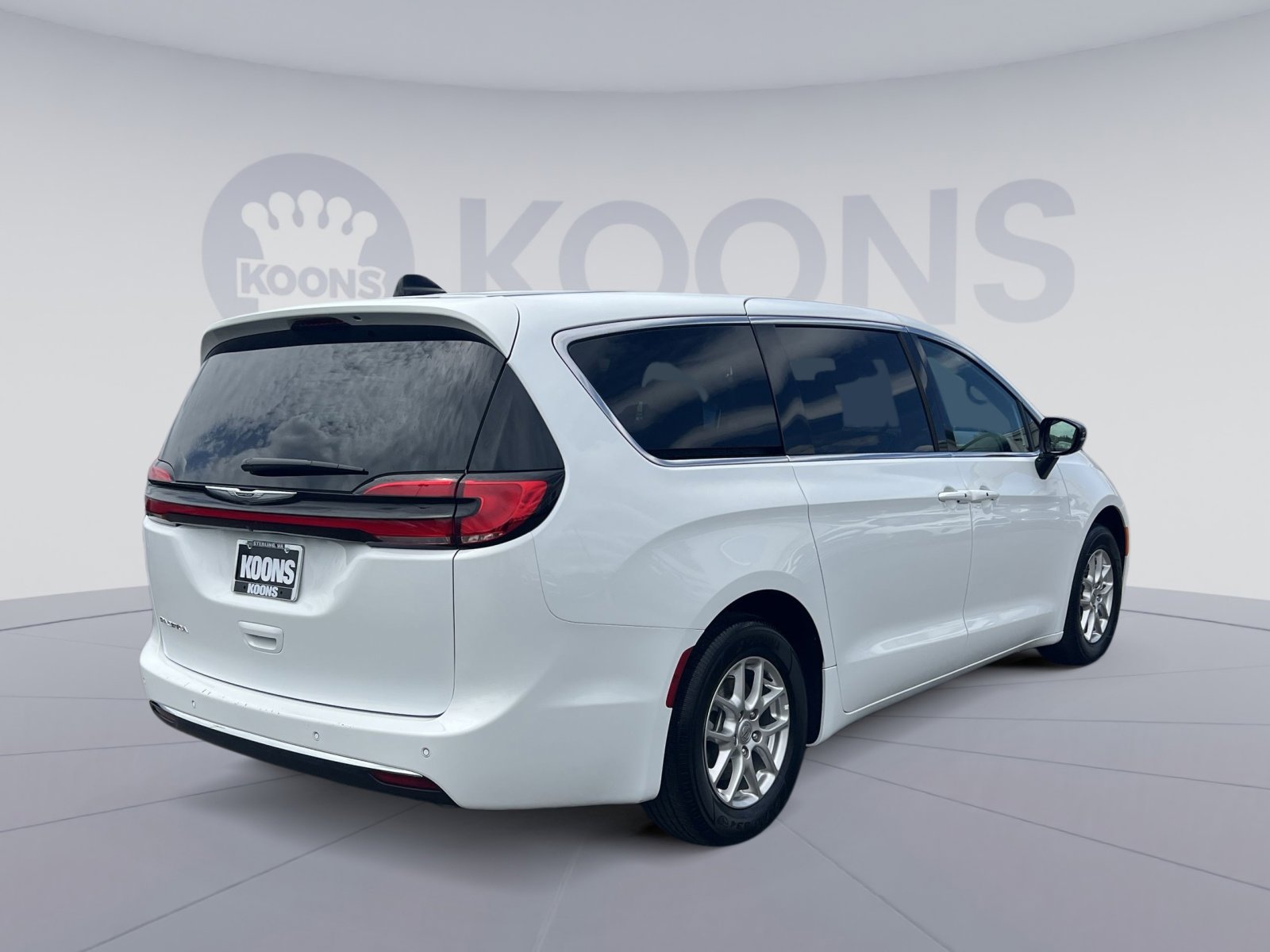 Used 2025 Chrysler Pacifica Select FWD image 11