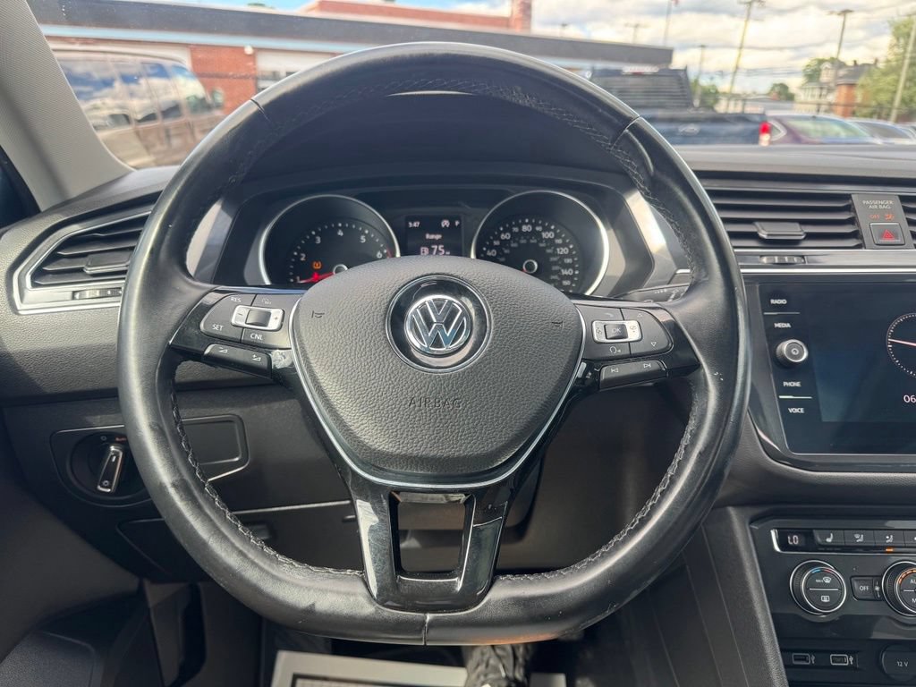 Used 2018 Volkswagen Tiguan SE w/ Panoramic Sunroof Package AWD/4WD image 32