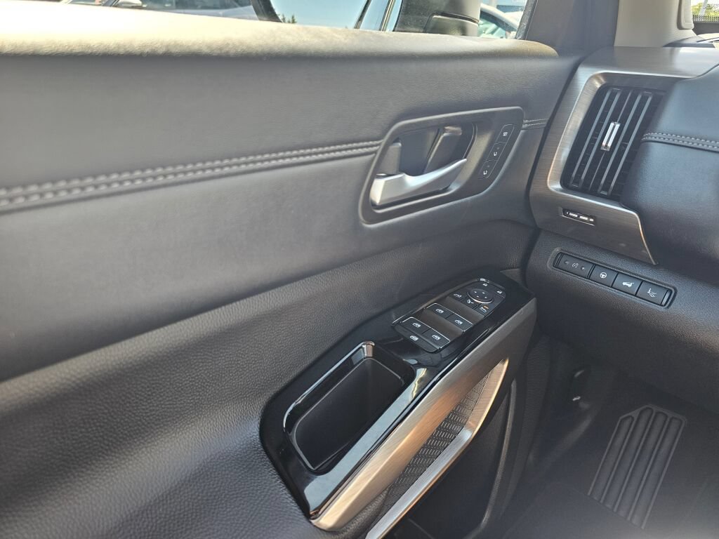 Used 2025 Nissan Pathfinder Platinum AWD/4WD image 28