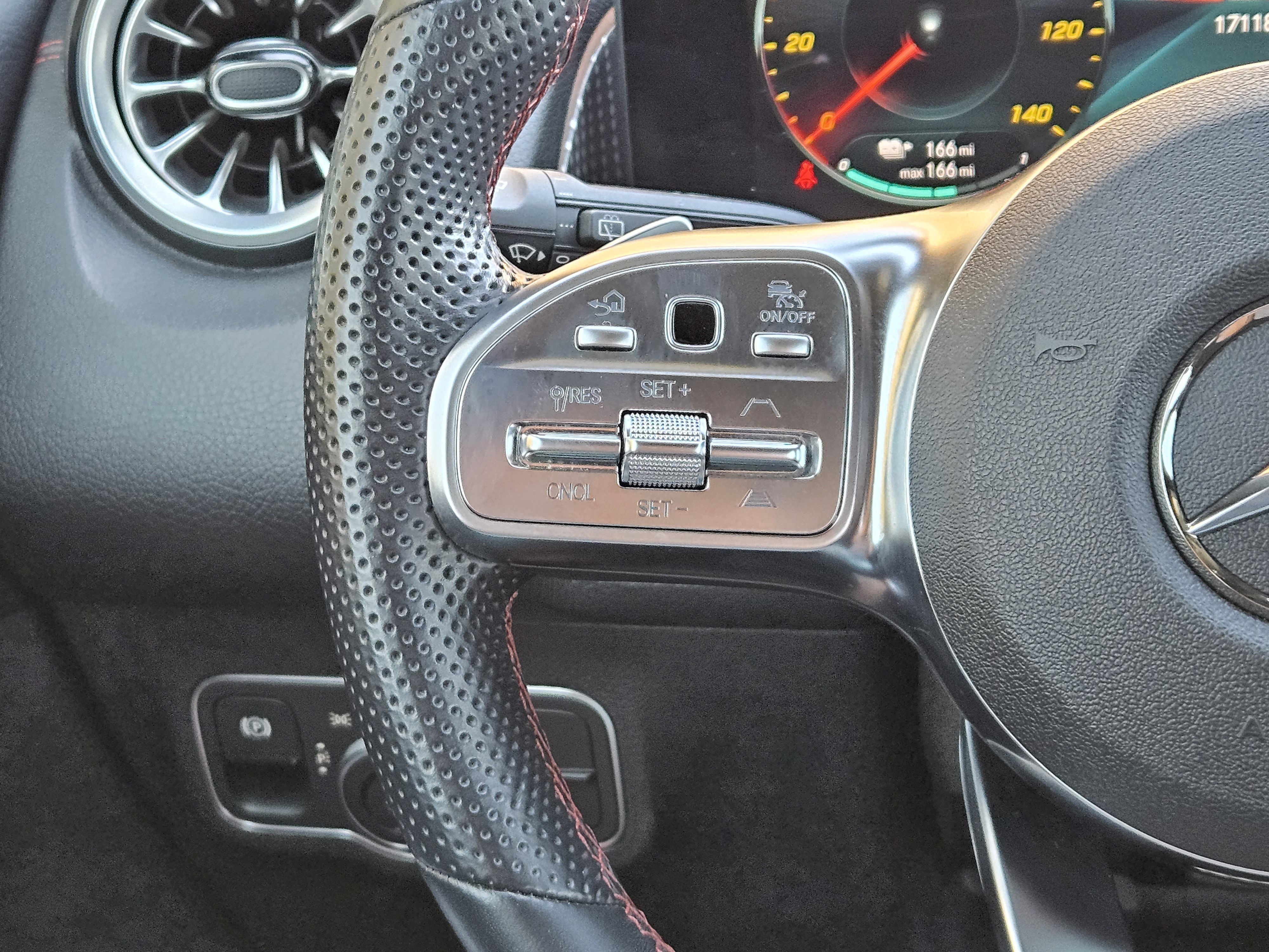 Used 2023 Mercedes-Benz EQB 300 4MATIC image 28