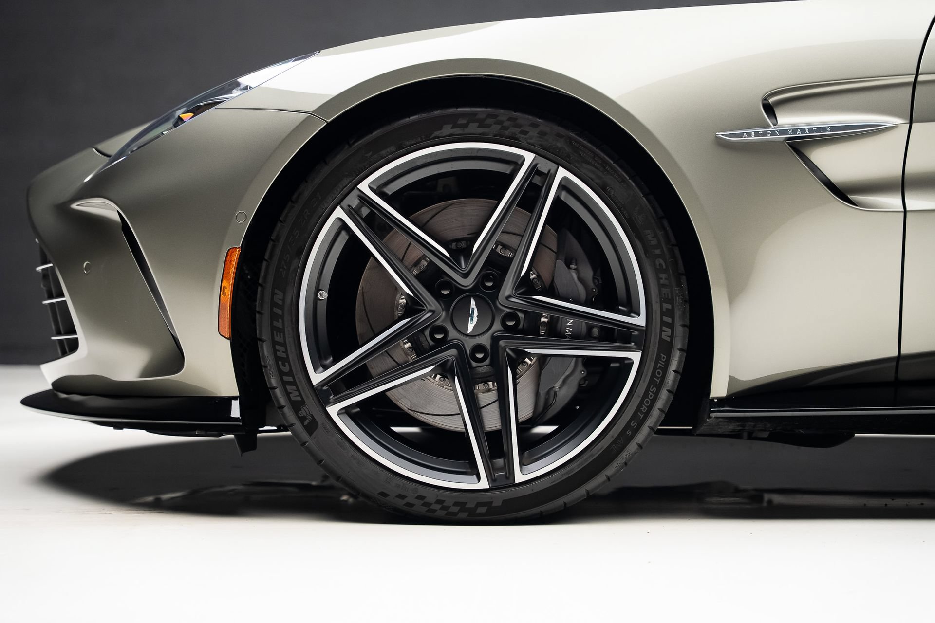 Used 2025 Aston Martin V8 Vantage Coupe RWD image 19